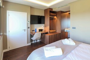 3 間睡房、書桌、熨斗/熨衫板、床單