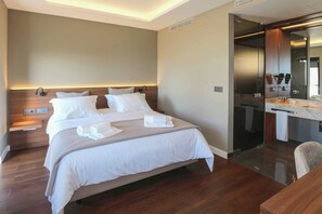 3 ห้องนอน, โต๊ะทำงาน, เตารีด/โต๊ะรีดผ้า, ผ้าปูที่นอน