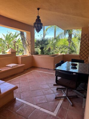 Outdoor dining - Spacious 3-bedroom apartment in closed community with 3 pools (Estepona)