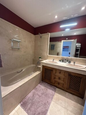 Hair dryer, bidet, towels, soap - Spacious 3-bedroom apartment in closed community with 3 pools (Estepona)