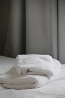 Escritorio, tabla de planchar con plancha y wifi gratis 