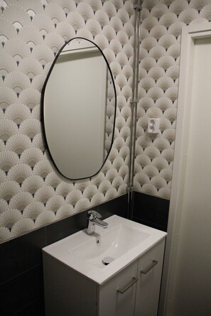 Basic Studio, 2 Twin Beds | Bathroom | Hair dryer, towels, toilet paper