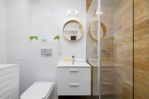 Apartment, 1 Bedroom, Kitchen | Bathroom | Shower, free toiletries, hair dryer, towels - Apartment Close Tauron Arena by Renters (Kraków)