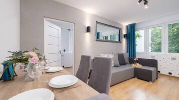 Apartment, 1 Bedroom, Kitchen | Living room | 50-inch Smart TV with cable channels