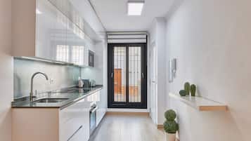 Comfort Apartment, City View | Dapur peribadi | Peti sejuk/penyejuk beku saiz penuh, cerek elektrik, pembakar roti