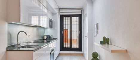 Appartamento Comfort, vista città | Cucina privata | Frigorifero con congelatore, bollitore elettrico, tostapane