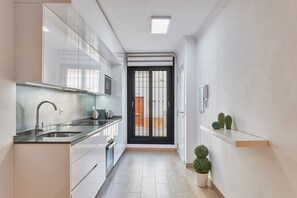 Comfort-lejlighed - byudsigt | Privat køkken | Køleskab/fryser i fuld størrelse, elkedel, brødrister