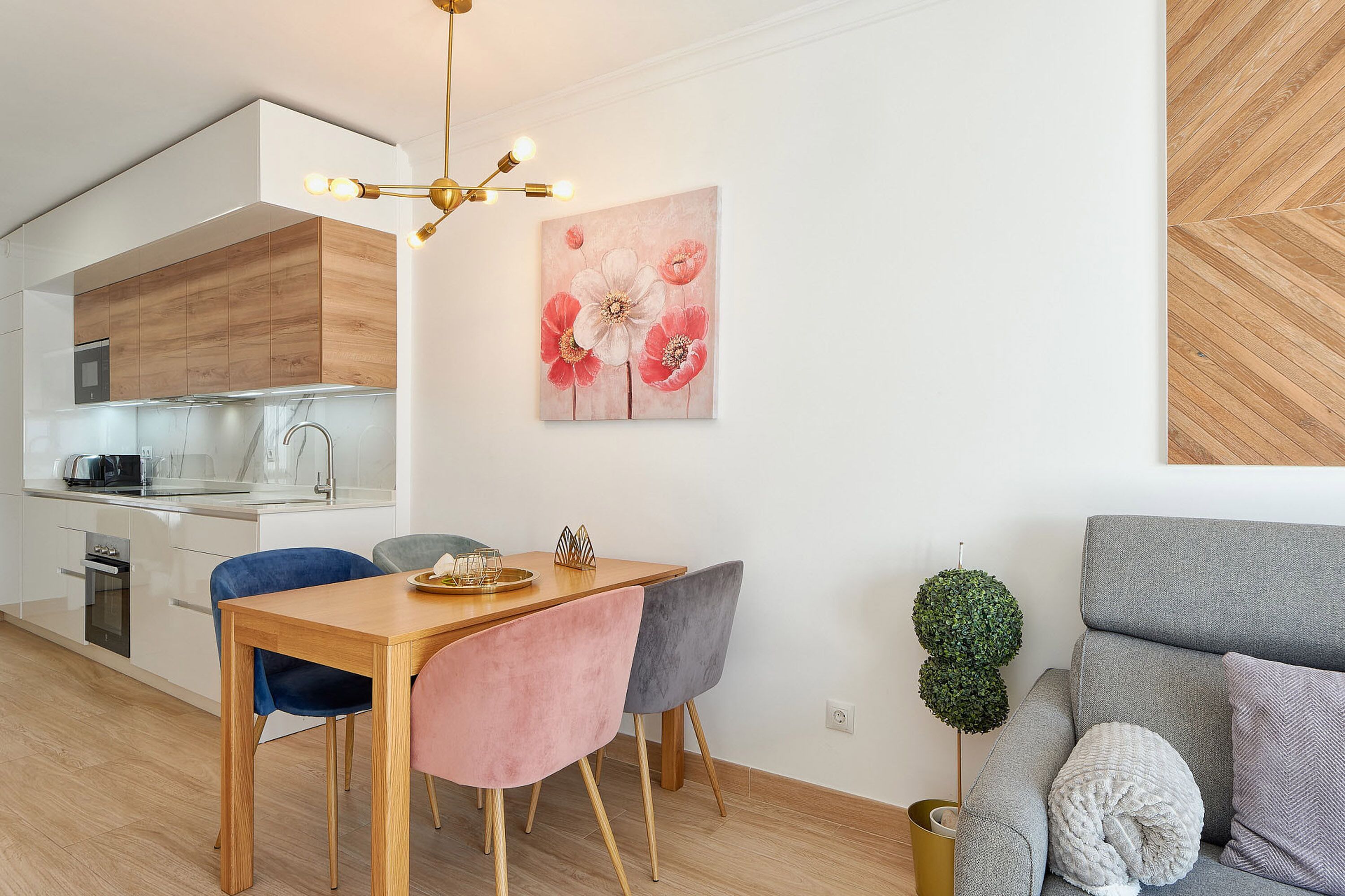 Deluxe-Apartment, Stadtblick | Wohnbereich | Fernseher