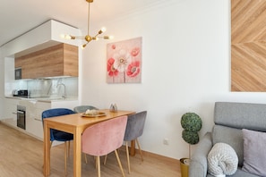 Deluxe Apartment, City View | Living area
