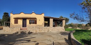 A single-story building with a stone foundation, a tiled roof, and a covered patio area. - Villa in Plemmirio, Sicily - Your Ideal Coastal Retreat (Sicilia)