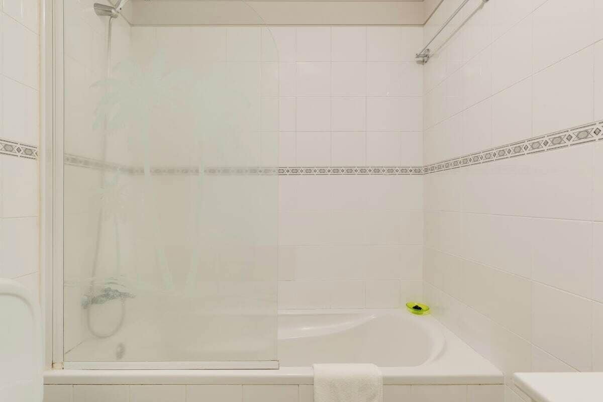 Ein Badezimmer mit einer Duschkabine, einer Badewanne und einer Toilette.