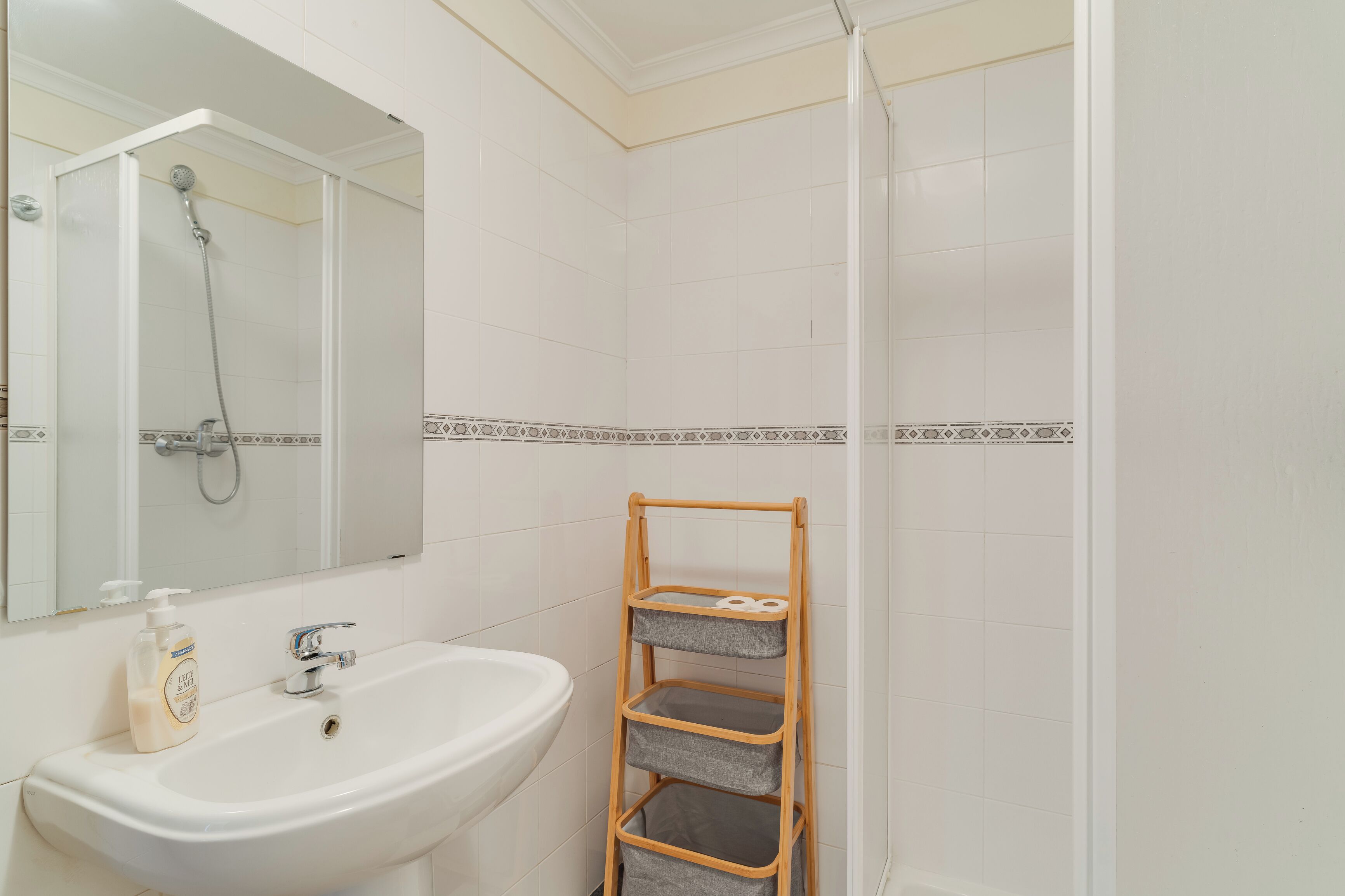 舒适公寓, 山景 | 浴室 | 淋浴/盆浴组合、大花洒淋浴喷头、吹风机、毛巾