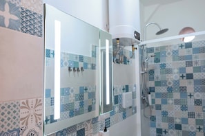 Een haardroger, een bidet, handdoeken, zeep