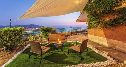 House with sea view, with equipped garden, private parking, pets allowed