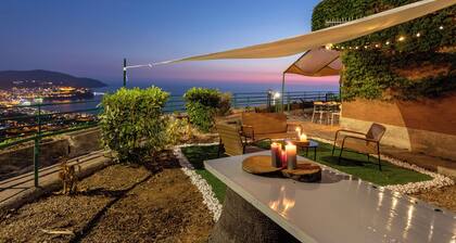 House with sea view, with equipped garden, private parking, pets allowed