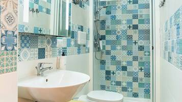 Asciugacapelli, bidet, asciugamani, sapone