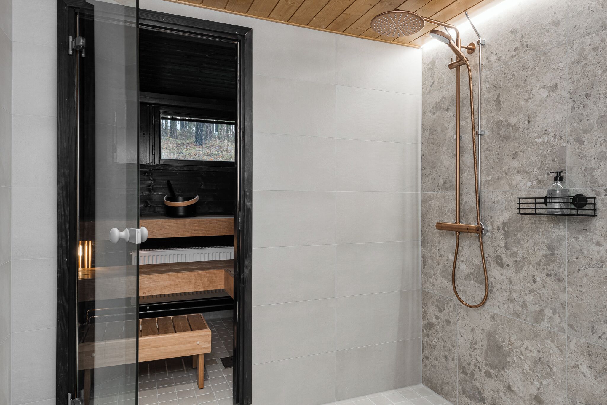 Douche, séchoir à cheveux, bidet, serviettes fournies