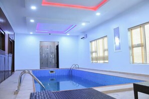 Swim-up bar