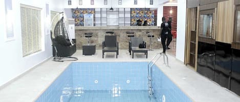 Bar en milieu de piscine