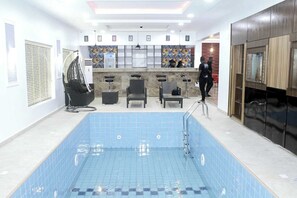 Swim-up bar - G- throne Hotel and Suites (Port Harcourt)