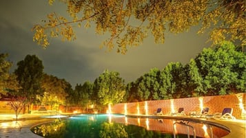 5 outdoor pools