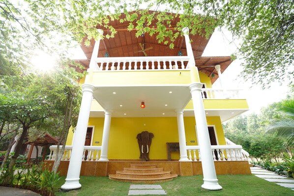 Villa Superior | Una cassaforte in camera, con arredamento individuale, una scrivania