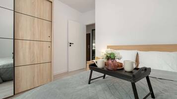 1 dormitorio, tabla de planchar con plancha, wifi y ropa de cama