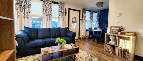 TV connectée, livres, médiathèque