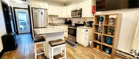 雪櫃、微波爐、焗爐、爐具