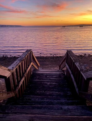 Plage à proximité, chaises longues, serviettes de plage