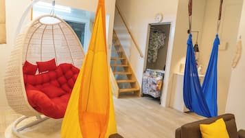 Familiehus | 1 soveværelse, individuelt design, skrivebord, gratis baby-/barnesenge