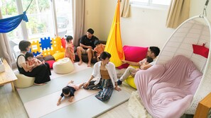 1 غرفة نوم وبديكورات فريدة لكل غرفة ومكتب وأسرّة أطفال/رضّع (مجانًا)