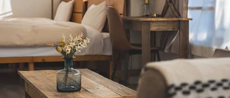 Café-style room with the warmth of old wood|(2 doubles + 1 sofa)