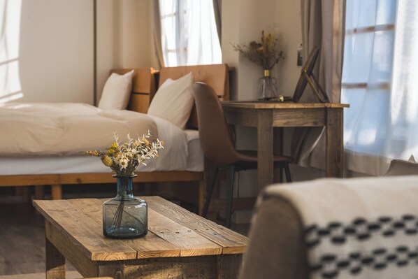 Habitación cuádruple de diseñador | Decoración personalizada, muebles diferentes y escritorio 