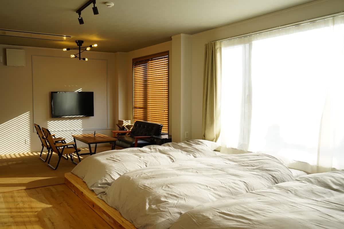 Habitación básica | Decoración personalizada, muebles diferentes y escritorio