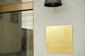 Rom – basic | Individuelt dekorert, individuelt innredet og skrivebord