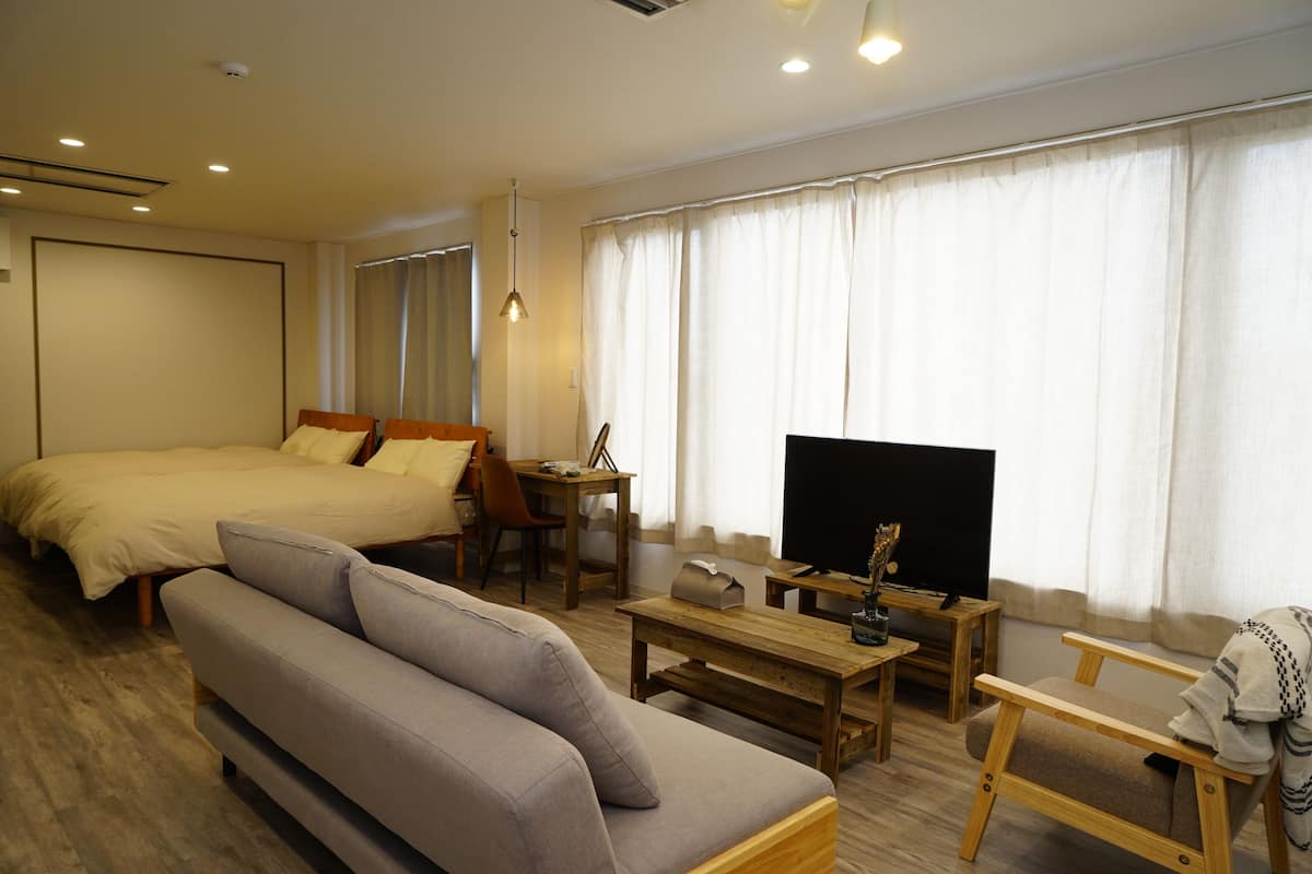 Habitación cuádruple de diseñador | Decoración personalizada, muebles diferentes y escritorio