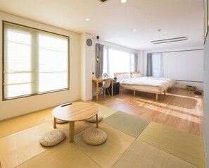 Japanese-style room with tatami mats for a relaxing family room|Up to 6 people 2 doubles + 2 futons