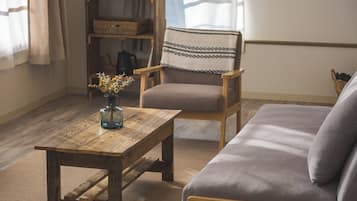 Café-style room with the warmth of old wood|(2 doubles + 1 sofa) | Individually decorated, individually furnished, desk