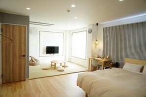 Japanese-style room with tatami mats for a relaxing family room|Up to 6 people 2 doubles + 2 futons