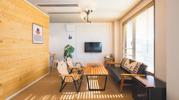 Eenvoudige kamer | Individueel gedecoreerd, individueel gemeubileerd, een bureau