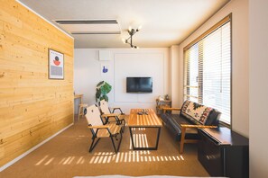 Quarto básico | Individualmente decorados, individualmente mobiliados, escrivaninha