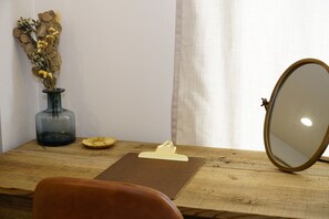 Design Quadruple Room | Dihias secara berasingan, dilengkapkan perabot secara berasingan, meja 