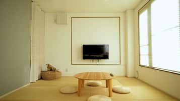 Japanese-style room with tatami mats for a relaxing family room|Up to 6 people 2 doubles + 2 futons | Individually decorated, individually furnished, desk