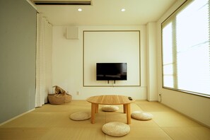 Habitación familiar | Decoración personalizada, muebles diferentes y escritorio 