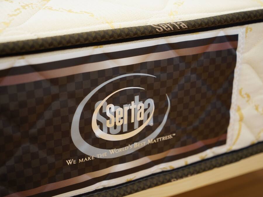 Un matelas portant une étiquette indiquant « Serta » et « Nous fabriquons les meilleurs matelas au monde ».