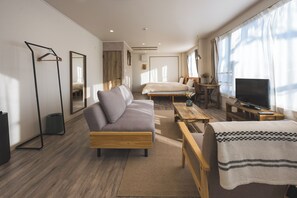 Café-style room with the warmth of old wood|(2 doubles + 1 sofa)