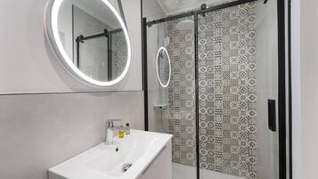 Regadera, secadora de cabello, toallas, jabón