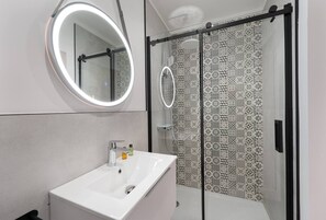 Douche, sèche-cheveux, serviettes fournies, savon