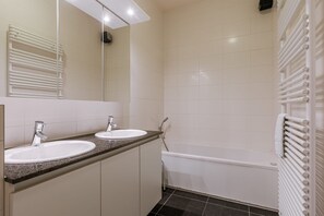 Apartment | 2 bedrooms, desk, Internet